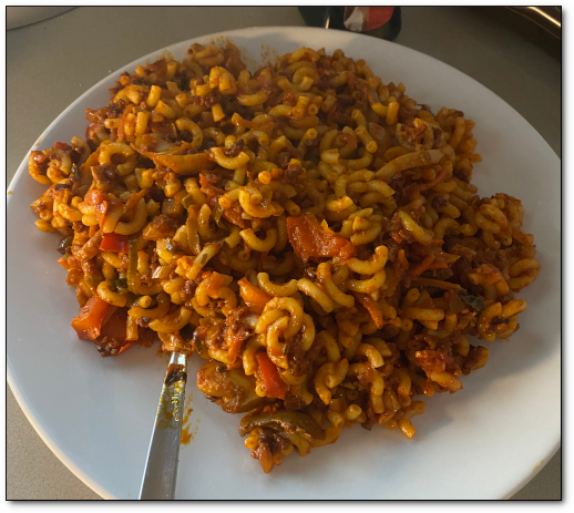 Macaroni met gehakt en tomatenpuree eten