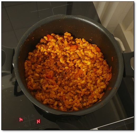 Macaroni met gehakt en tomatenpuree serveren